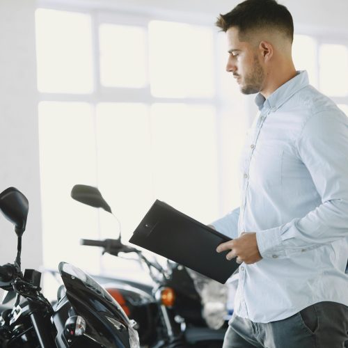 Le Métier de Commercial en 2025 : Stratège, Psychologue et Bâtisseur de Relations